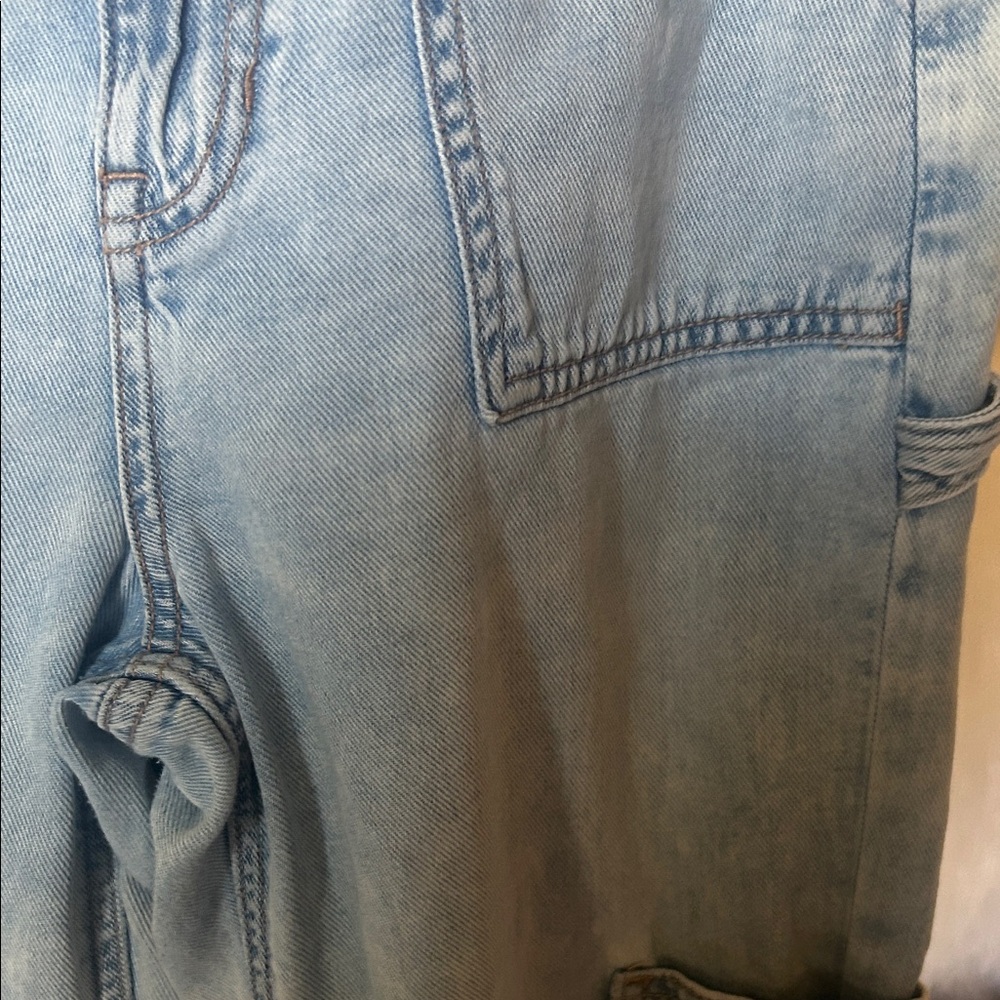 American Eagle Outfitters Light Acid Wash Cargo Women Jeans - Picture 5 of 9